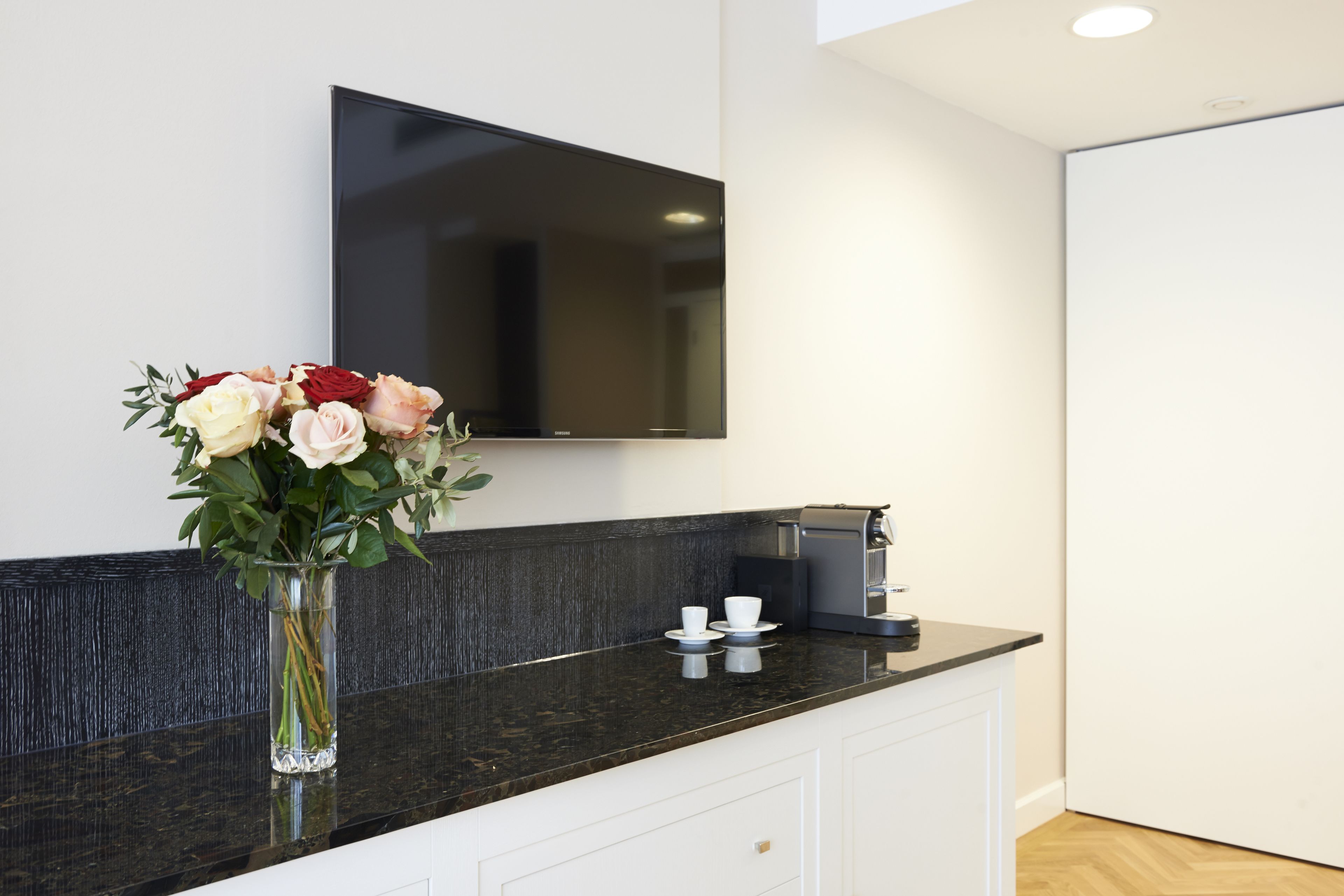 deluxe apartment | room amenity