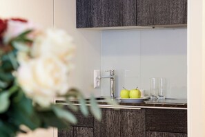 豪華三人房, 1 張特大雙人床及 1 張梳化床, 小廚 | 房內夾萬、書桌、隔音、熨斗/熨衫板