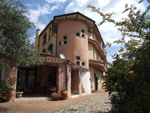 Vista frontal de la propiedad
