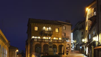 Vista frontal de la propiedad por la tarde o noche
