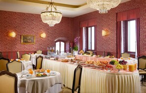 Daily buffet breakfast for a fee