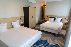 Habitación cuádruple familiar, 1 habitación | Cortinas opacas, wifi gratis, ropa de cama