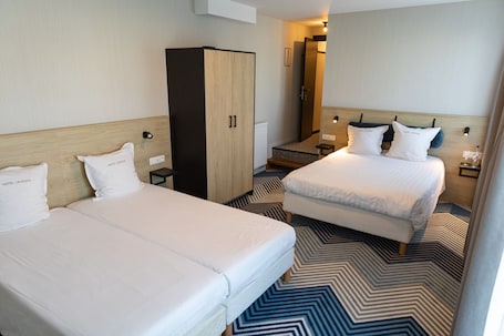 Habitación cuádruple familiar, 1 habitación | Cortinas opacas, wifi gratis, ropa de cama. Hotel Lehouck
