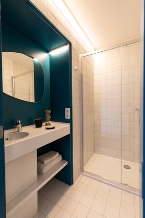 Shower, free toiletries, hair dryer, towels