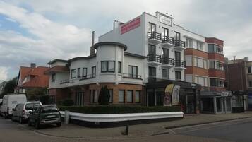 Un hôtel au design moderne, doté d’une entrée imposante et d’une enseigne bien visible.