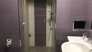 Een badkamer met toilet, wastafel en douche.