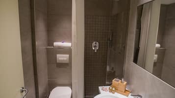 Camera doppia, bagno privato | Bagno | Doccia, soffione a pioggia, asciugacapelli, pavimenti riscaldati