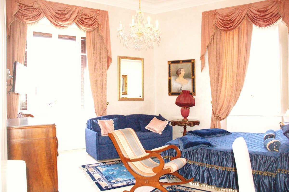 Üç Kişilik Oda | Kaliteli yatak takımı, minibar, odada kasa, masa