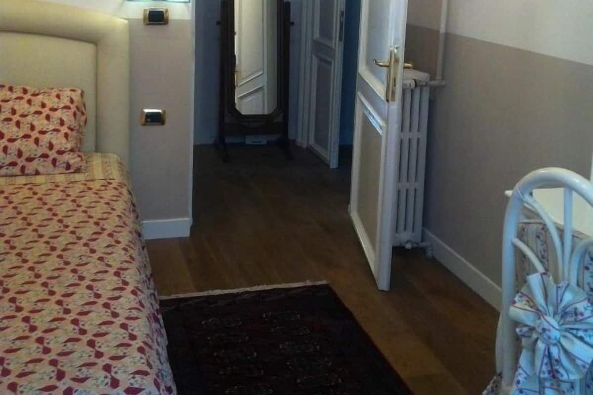 Tek Kişilik Oda | Kaliteli yatak takımı, minibar, odada kasa, masa