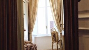 Sengetøy av topp kvalitet, minibar, safe på rommet og skrivebord
