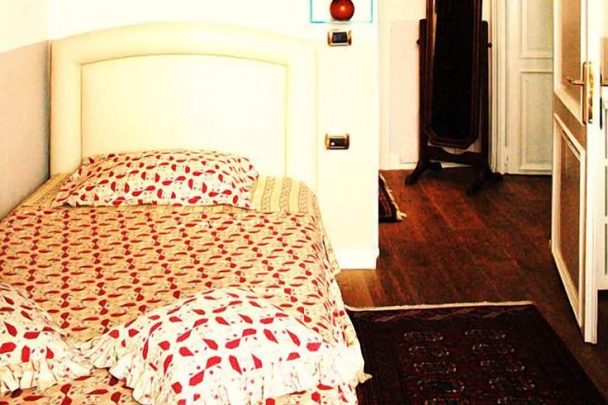 Tek Kişilik Oda | Kaliteli yatak takımı, minibar, odada kasa, masa