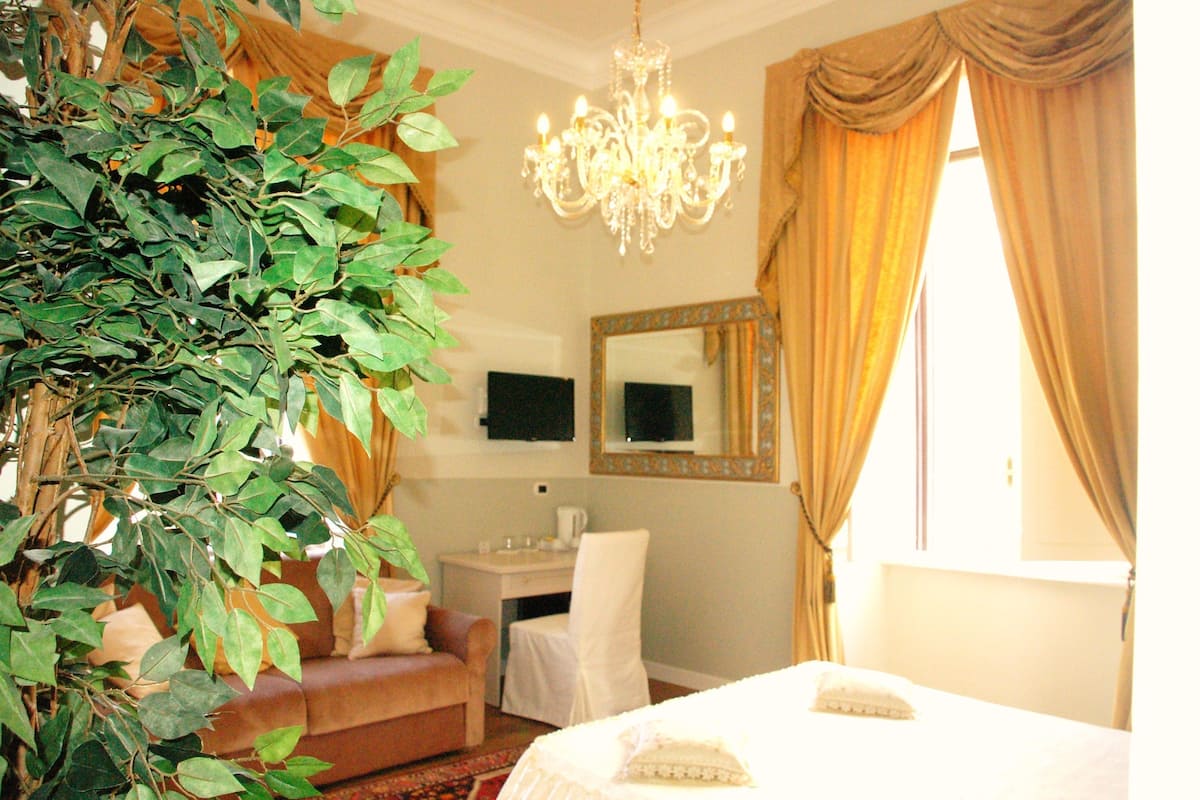 Kaliteli yatak takımı, minibar, odada kasa, masa