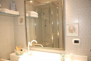 Double or Twin Room | Bathroom sink