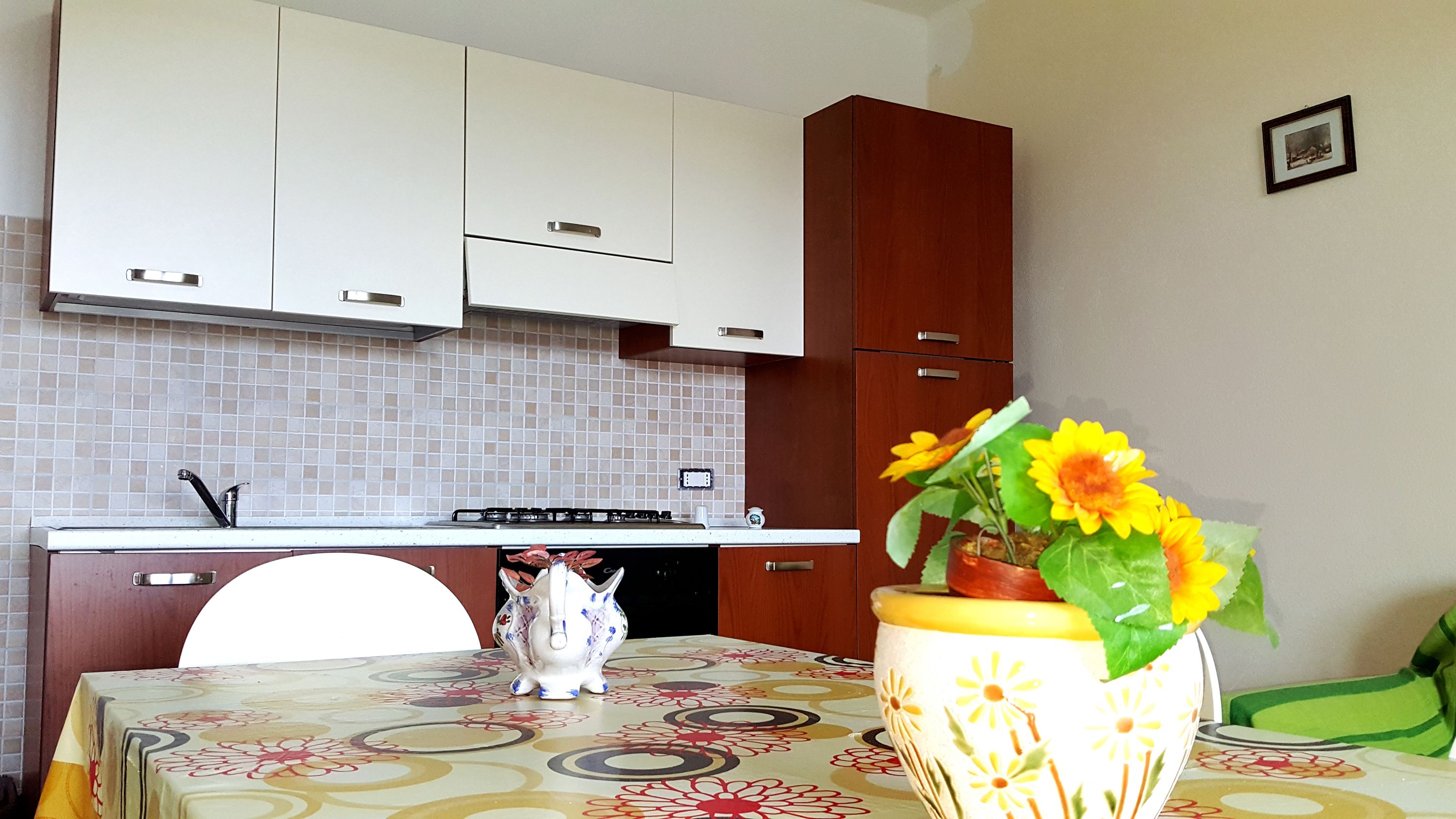 Frigorífico grande, placa de cocina y cafetera o tetera