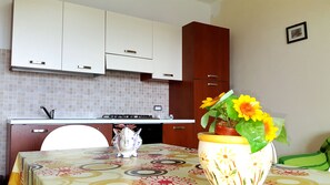 Großer Kühlschrank, Herdplatte, Wasserkocher mit Kaffee-/Teezubehör