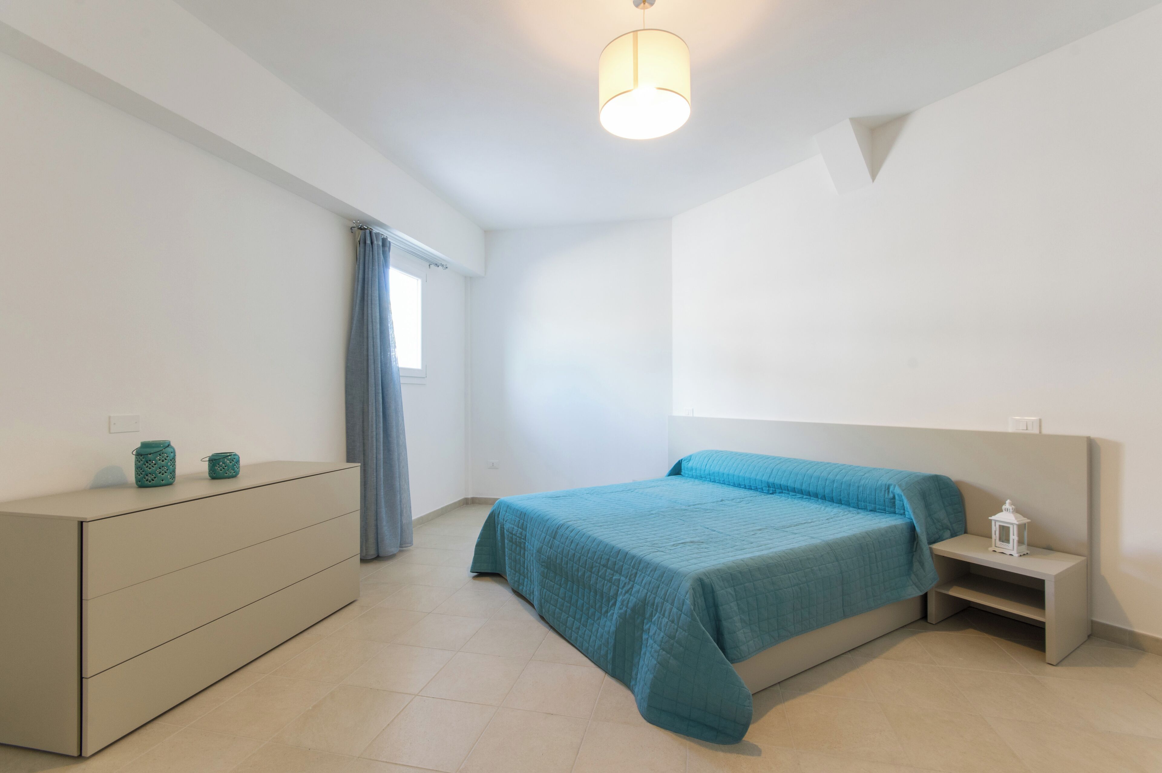 1 dormitorio, minibar, cunas (de pago) y ropa de cama