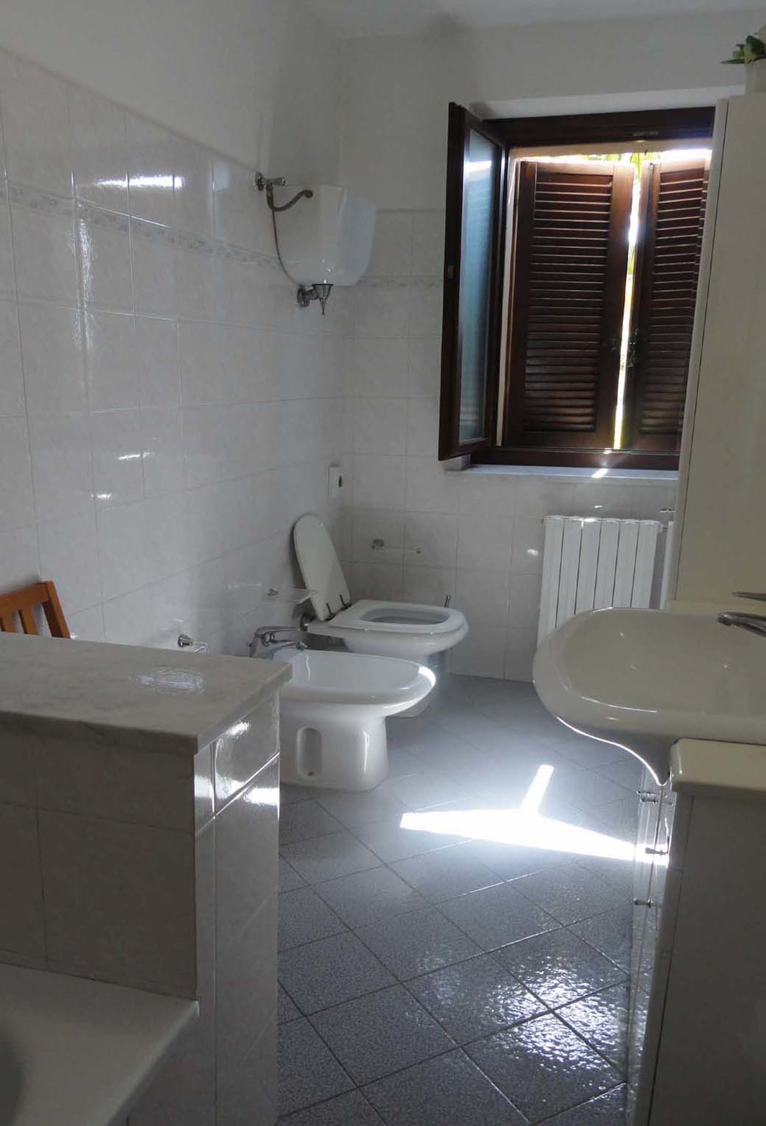Ein Badezimmer mit Toilette, Bidet und Waschbecken.