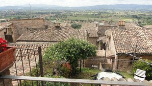 A view of terracotta-roofed buildings with a balcony overlooking a rural landscape. - La Terrazza di spello (Spello)