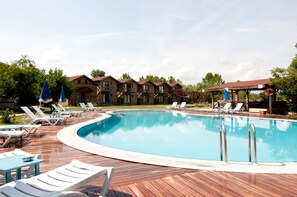 Outdoor pool, pool loungers - Agva Gizemli Nehir Hotel (Sile)