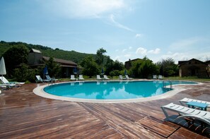 Outdoor pool, pool loungers - Agva Gizemli Nehir Hotel (Sile)
