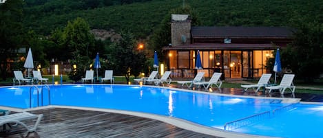 Piscine extérieure, chaises longues