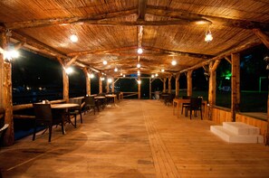 2 restaurants; breakfast, lunch, and dinner served