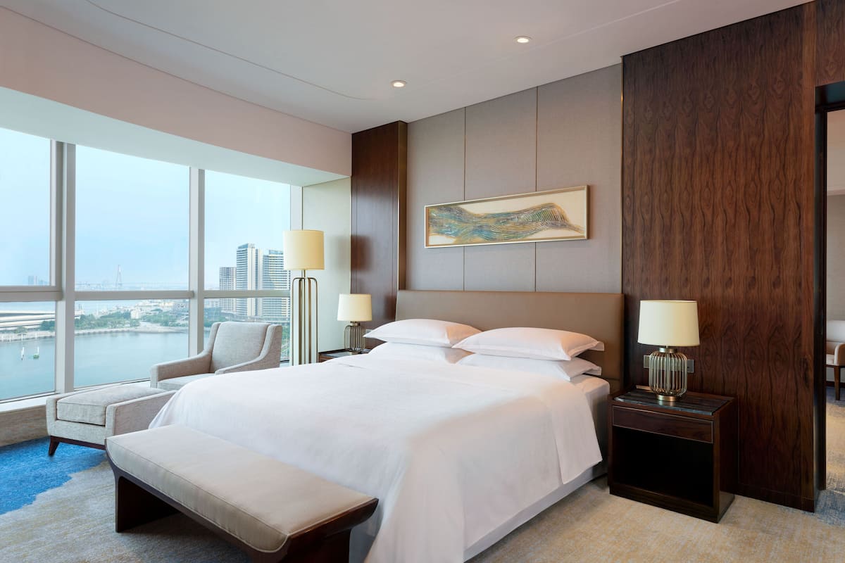 Club suite, 1 kingsize bed, uitzicht op zee | Donzen dekbedden, een minibar, een kluis op de kamer, een bureau