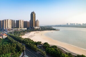 Daunenbettdecken, Minibar, Zimmersafe, Schreibtisch