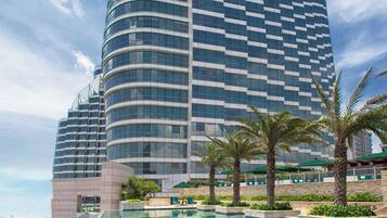 Una piscina cubierta, una piscina al aire libre