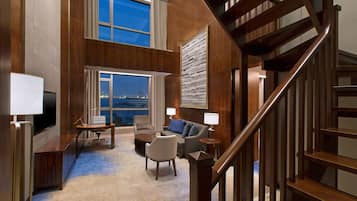 Duntäcken, minibar, värdeförvaringsskåp på rummet och skrivbord