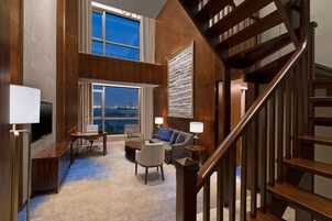 Pehelypaplan, minibár, széf a szobában és íróasztal