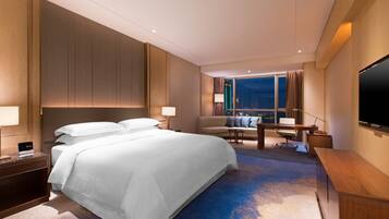 Edredones de plumas, minibar, caja fuerte y escritorio