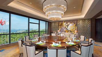 3 か所のレストラン、朝食、ランチ、ディナーに営業 (中華料理)