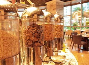 Daily buffet breakfast (CNY 128 per person)