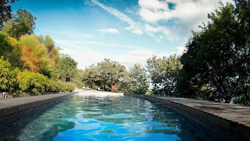 Piscina all'aperto, ombrelloni da piscina, lettini