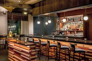 2 Bars/Lounges