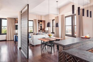 Royal suite, 1 slaapkamer | Italiaanse Frette-lakens, hypoallergeen beddengoed, pillowtop-bedden