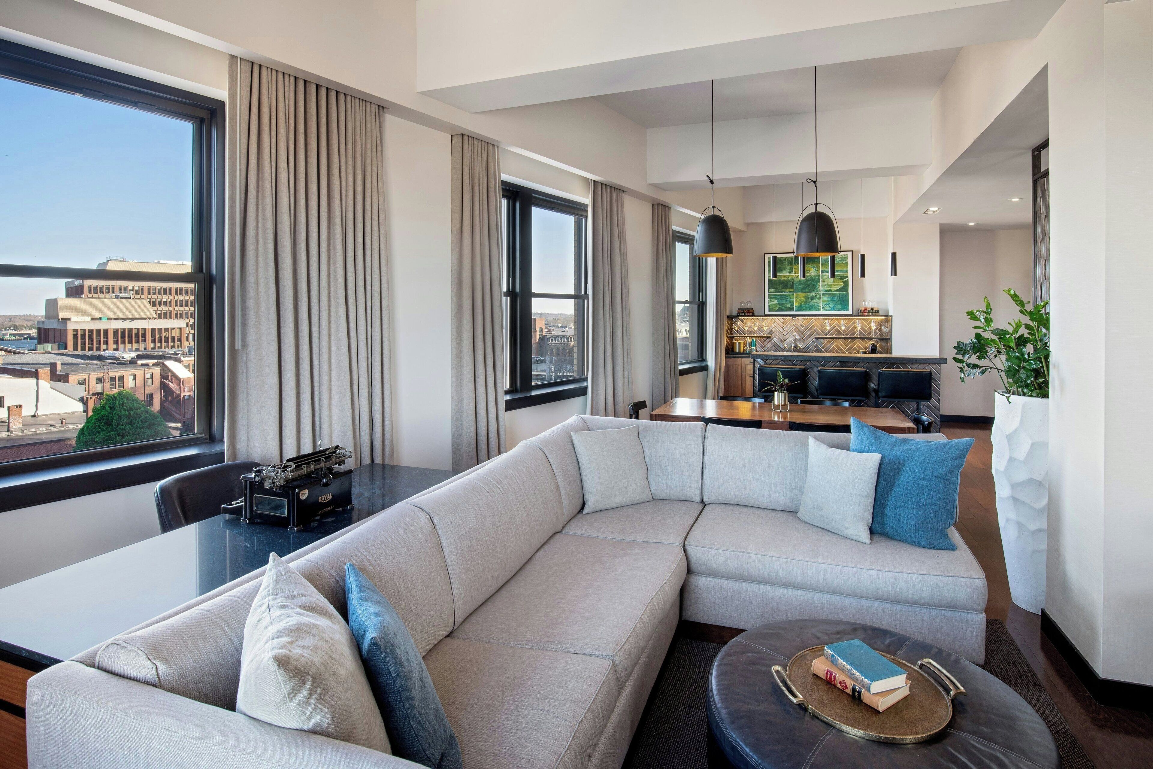 ห้องรอยัลสวีท, 1 ห้องนอน | บริเวณนั่งเล่น | ทีวี 47 นิ้ว พร้อมช่องเคเบิล