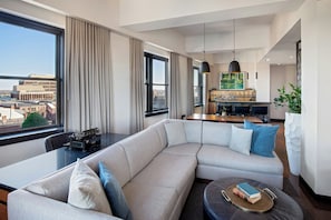 Royal suite, 1 slaapkamer | Woonruimte | Een 47-inch televisie met kabelzenders