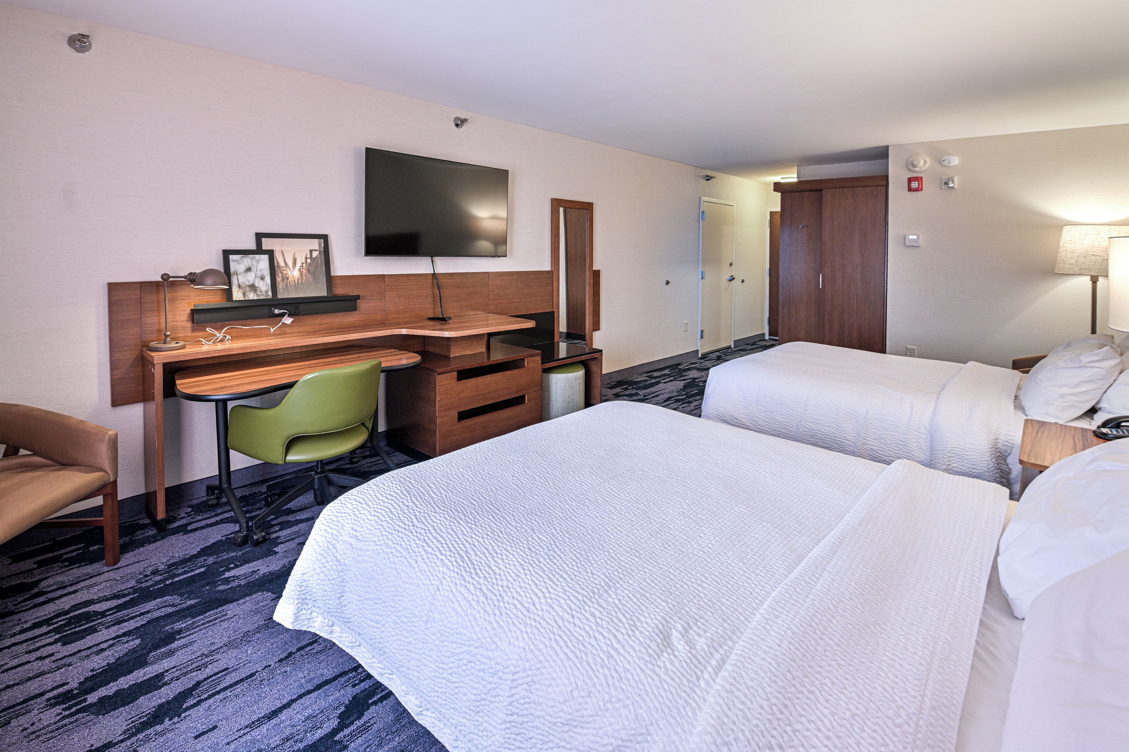 Escritorio, espacio para trabajar con laptop y cortinas blackout 