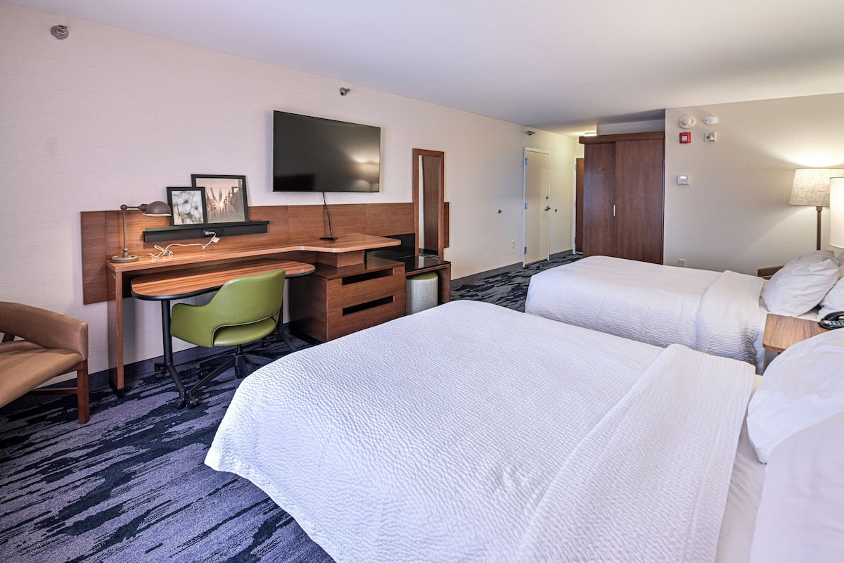 Escritorio, espacio para trabajar con laptop y cortinas blackout