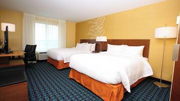 Chambre, 2 grands lits | Bureau, espace de travail pour ordinateur portable, rideaux occultants