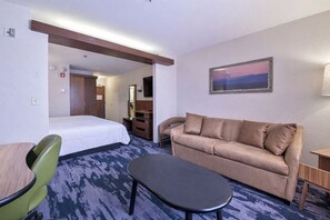 Escritorio, espacio para trabajar con laptop y cortinas blackout 