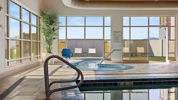 Innenpool, geöffnet von 07:00 Uhr bis 22:00 Uhr, Liegestühle