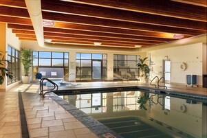 室内游泳池，07:00 至 22:00 开放，日光浴躺椅