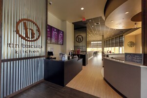 2 间餐厅，供应早餐、午餐和晚餐，美洲菜