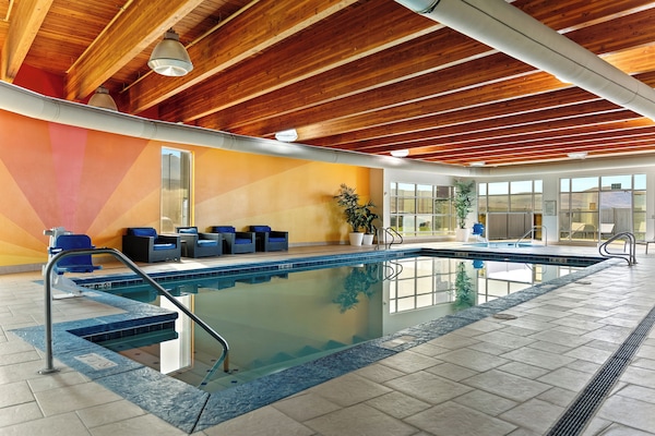 Piscine intérieure, accès possible de 7 h à 22 h, chaises longues