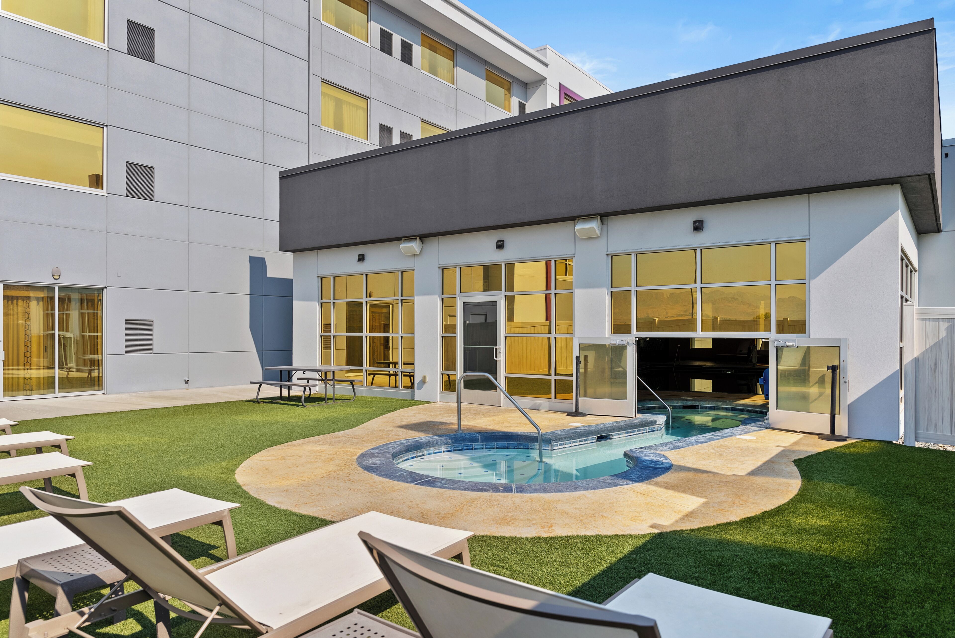 Outdoor spa tub