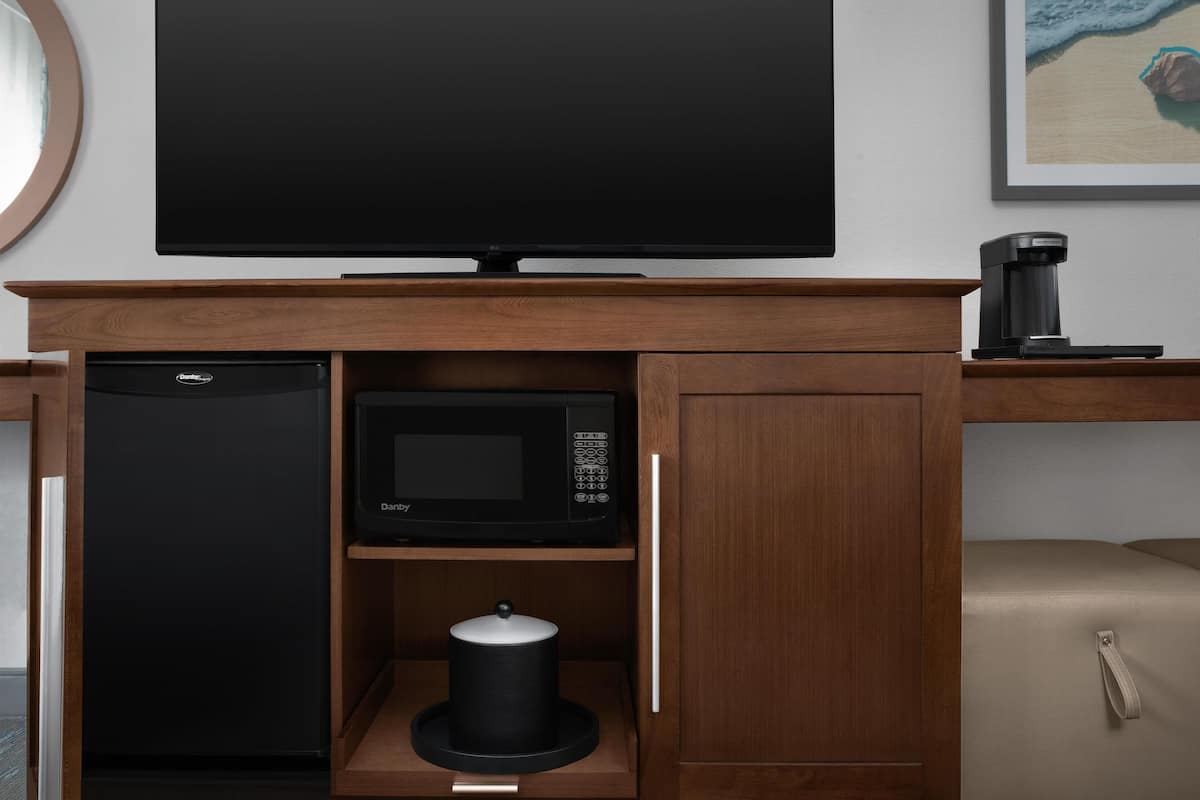 Escritorio, cortinas opacas, tabla de planchar con plancha y wifi gratis