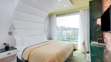 Sengetøy av topp kvalitet, safe på rommet og skrivebord